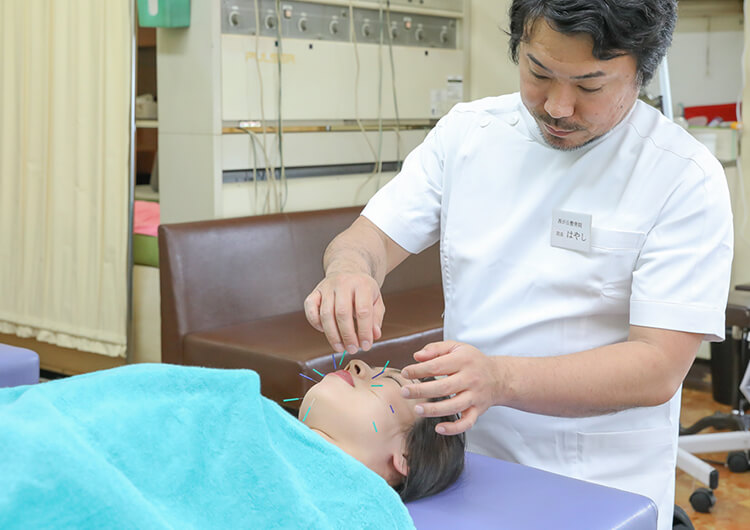 西が丘整骨院で美容鍼を施術する様子