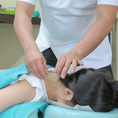 西が丘整骨院での肩こりを施術する様子