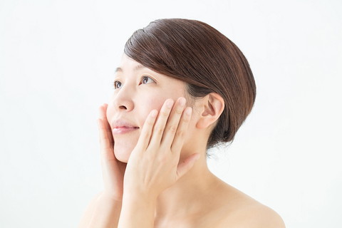 顔を抑えている女性