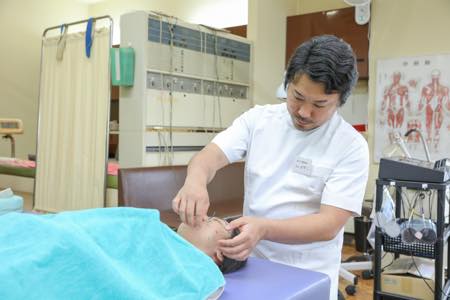 西が丘整骨院 美容鍼の様子