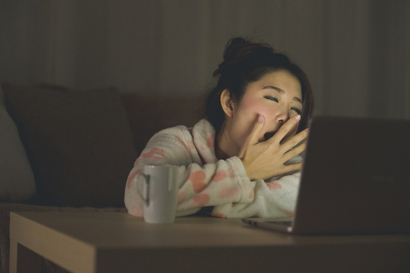 あくびをしている女性