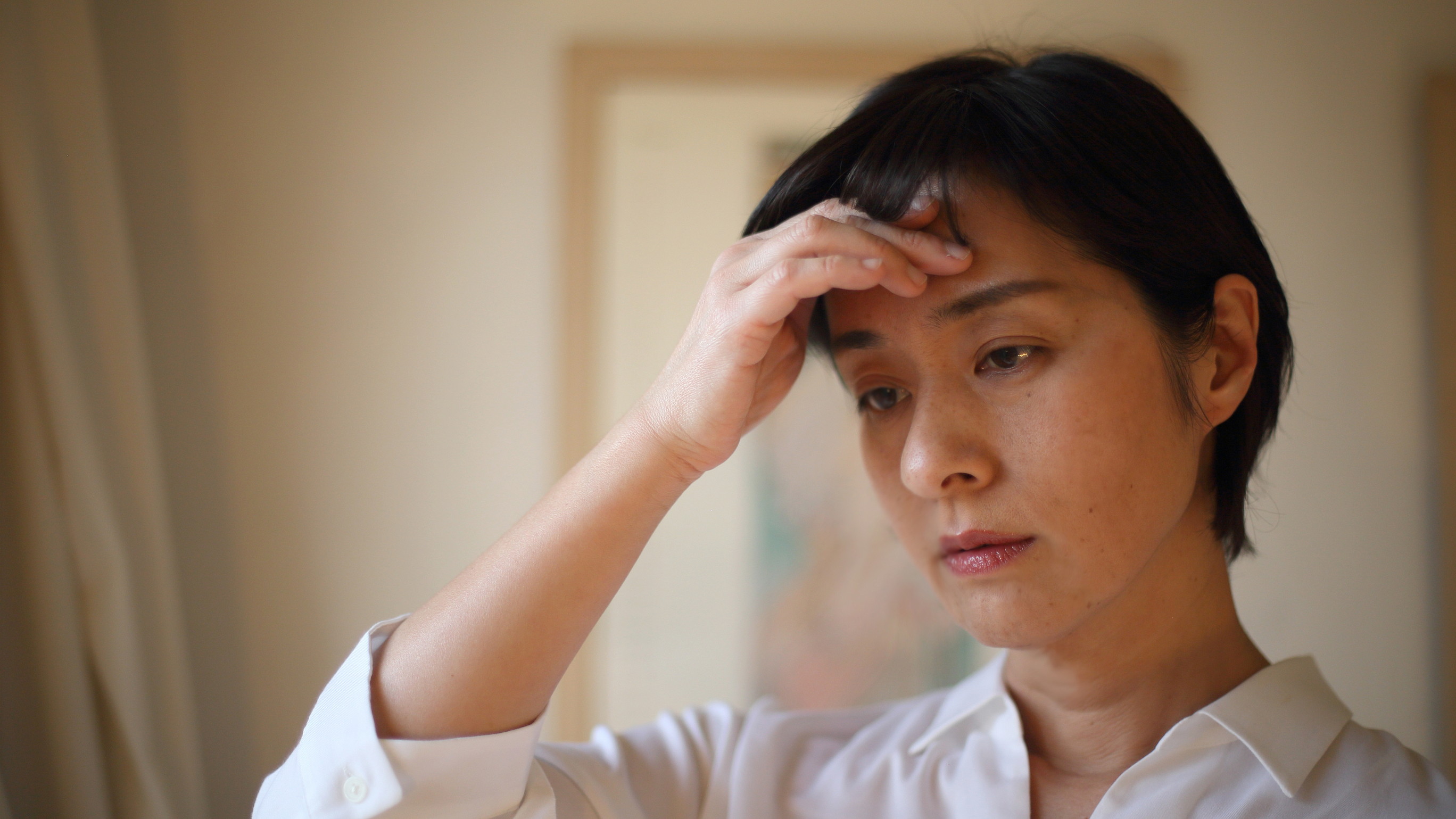 頭を抑える女性